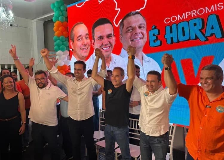 Jhony Bezerra e prefeito de Cabedelo oficializam apoio à chapa Lucas Ribeiro, João Azevêdo e Nabor Wanderley: "é a melhor"