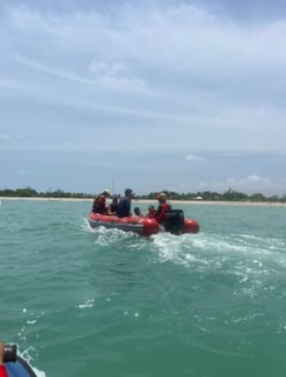Bombeiros resgatam oito pessoas à deriva no mar de Cabedelo, após embarcação quebrar