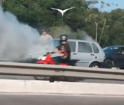 Veículo pega fogo na BR-230, próximo ao viaduto da Pedro II