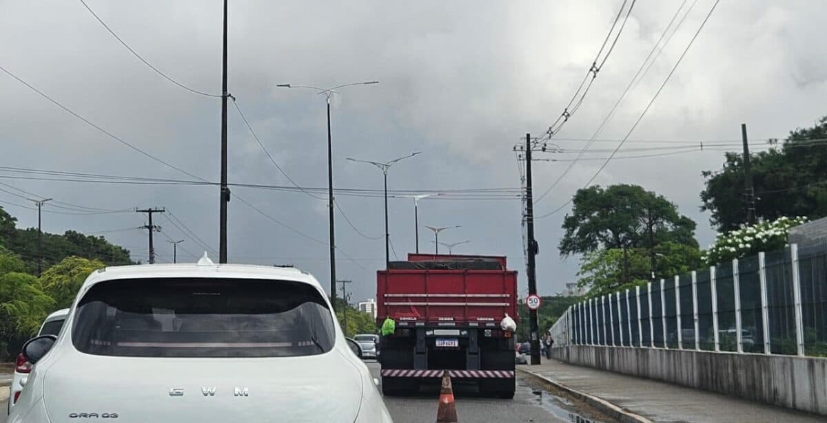 Caminhão quebra em frente ao Centro de Tecnologia da UFPB e deixa trânsito lento