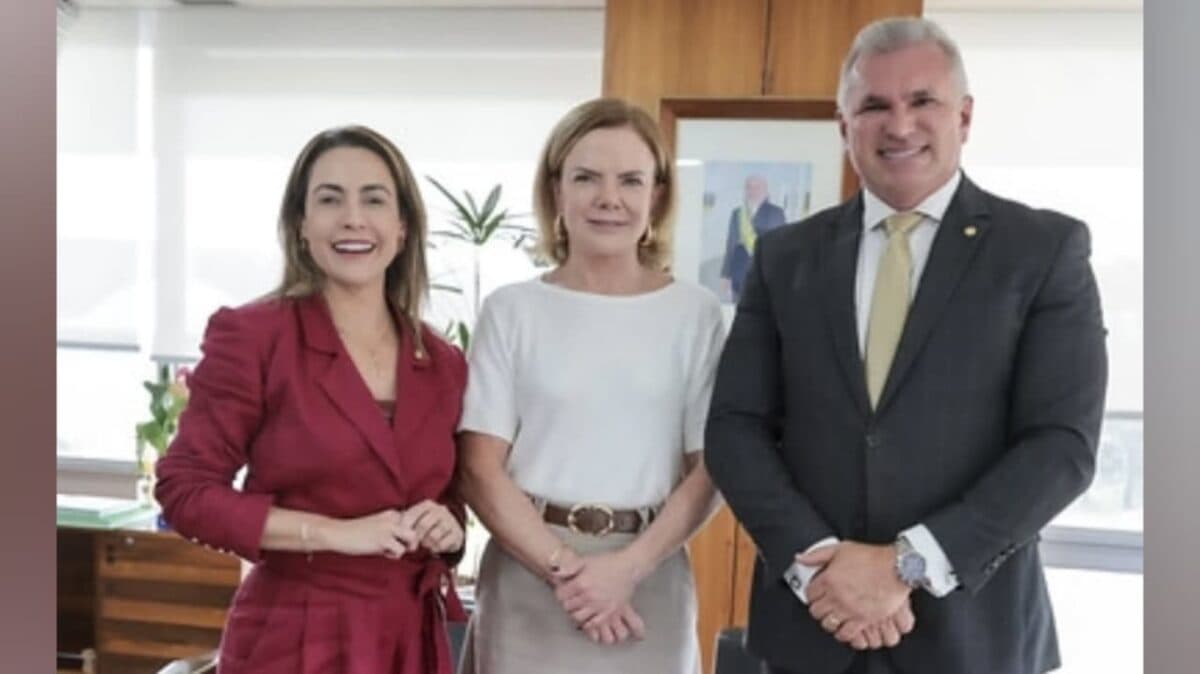 Julian Lemos se encontra com Gleisi Hoffmann e Soraya Thronicke em Brasília