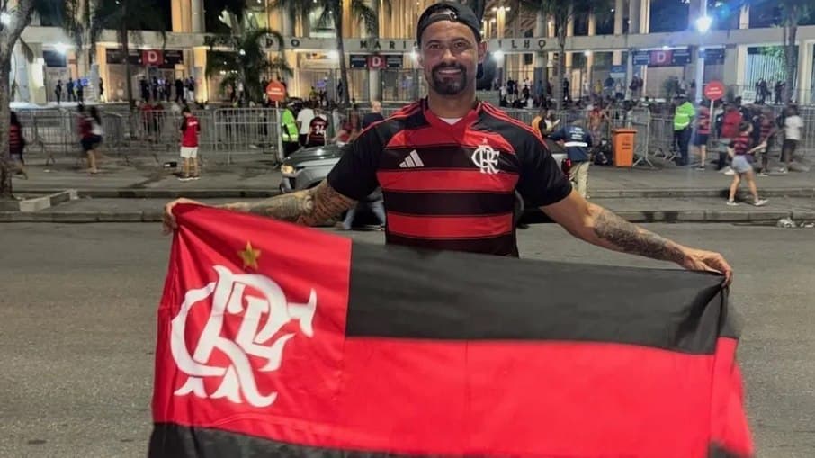 Goleiro Bruno comparece a jogo do Flamengo e provoca reações