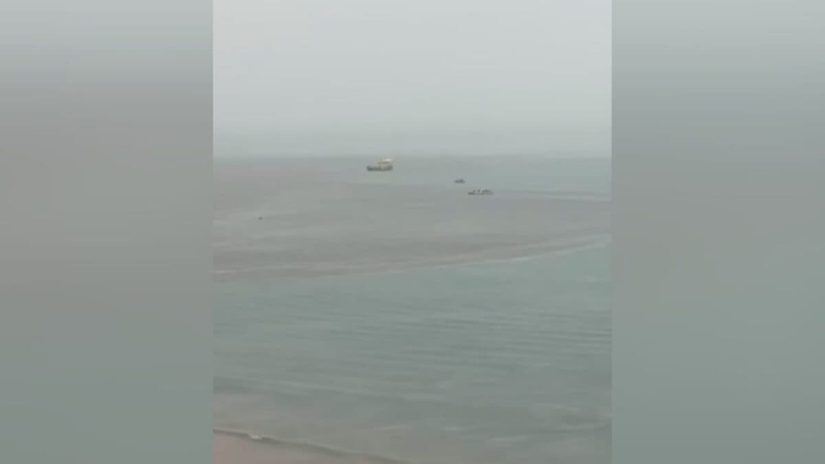 Movimento Esgotei denuncia poluição no mar do Bessa: "meia hora de chuva e olha a mancha"