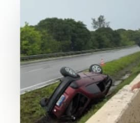 Veículo capota na BR-101 em Mamanguape na Paraíba