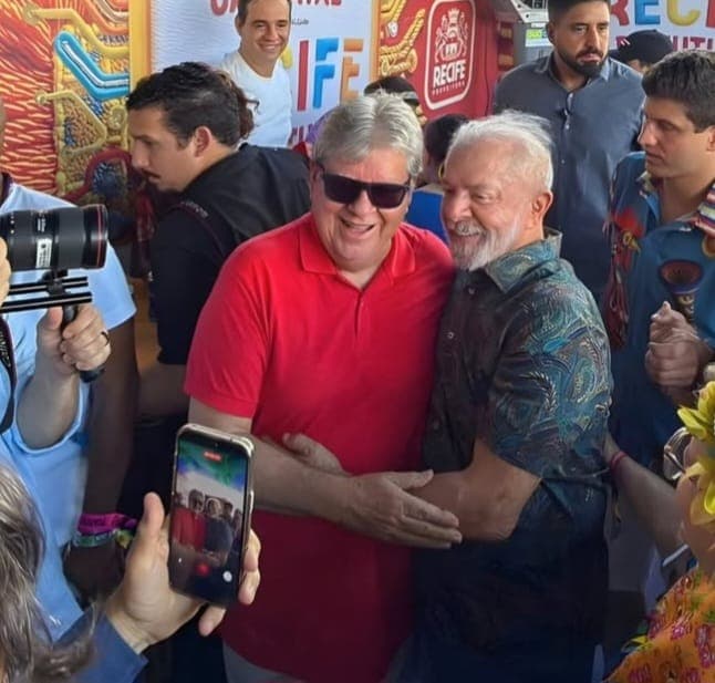 No Recife, João Azevêdo prestigia Galo da Madrugada ao lado de Lula, João Campos e outros governadores