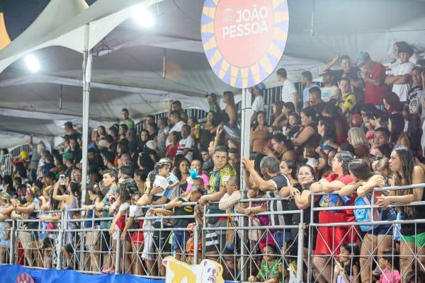 Arquibancada cede e desfiles do Carnaval Tradição em João Pessoa são suspensos