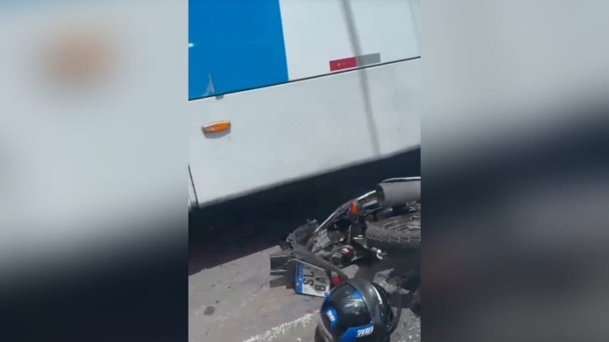 Homem e mulher ficam feridos após colisão entre ônibus e moto nos Bancários, em João Pessoa