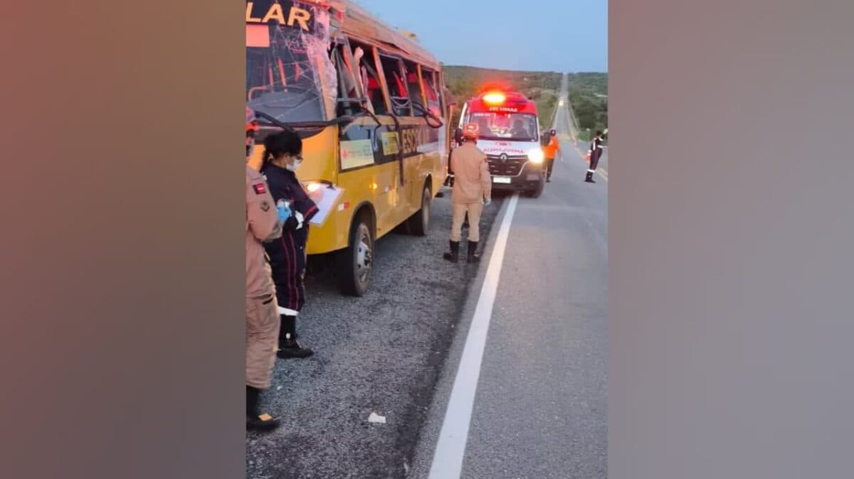 BR-230: acidente entre ônibus escolar e carreta deixa feridos no Sertão paraibano