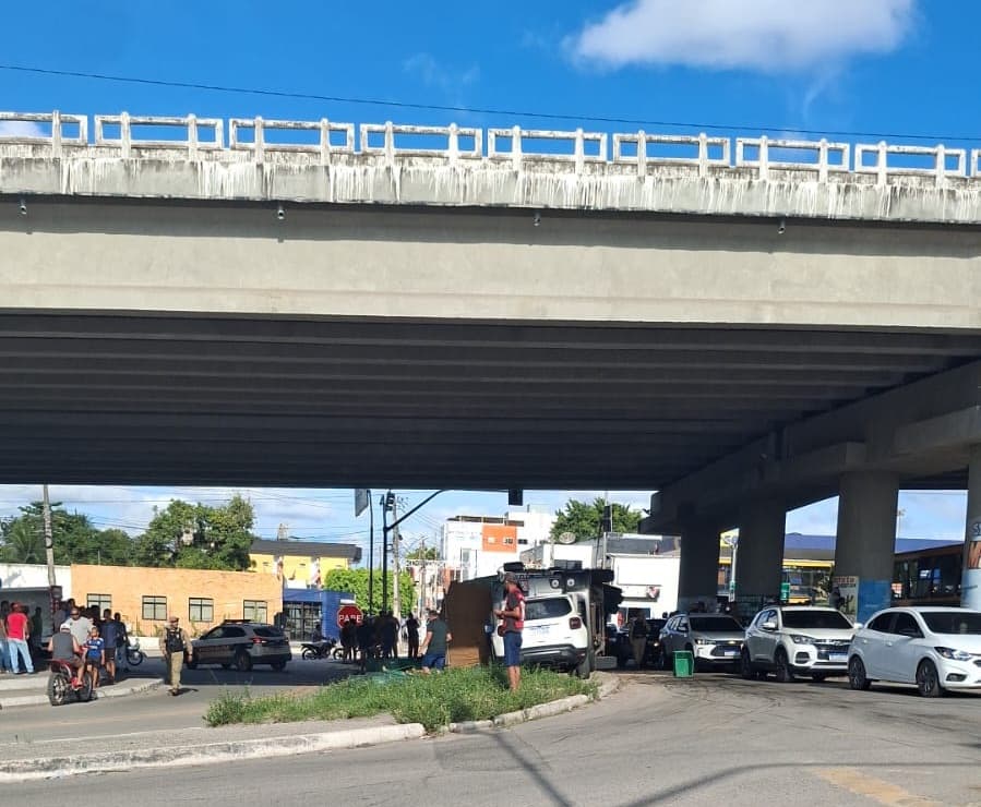 Caminhão tomba e espalha abacaxis em túnel de viaduto em Mamanguape