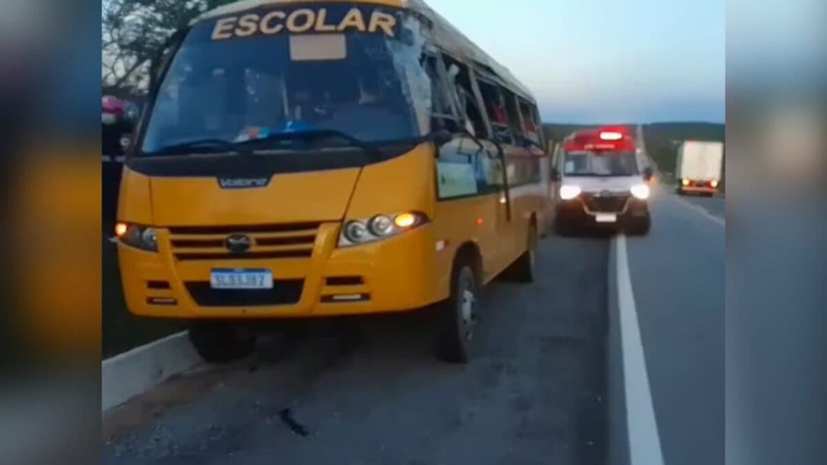 Carreta colide em ônibus e deixa estudantes feridos, em Pombal