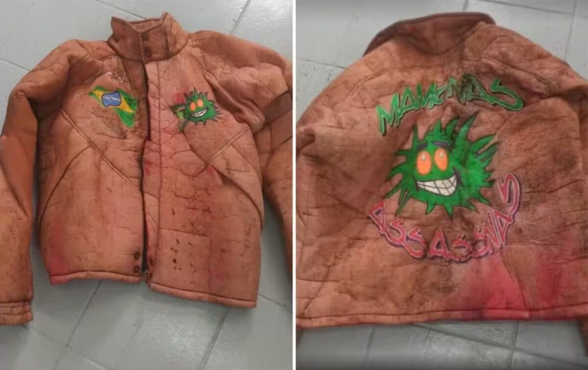 Jaqueta de Dinho encontrada intacta em túmulo estampa símbolo dos Mamonas Assassinas