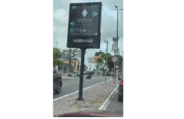 Relógio de rua exibe 'fora Lula ladrão' em avenida movimentada de João Pessoa e gera polêmica