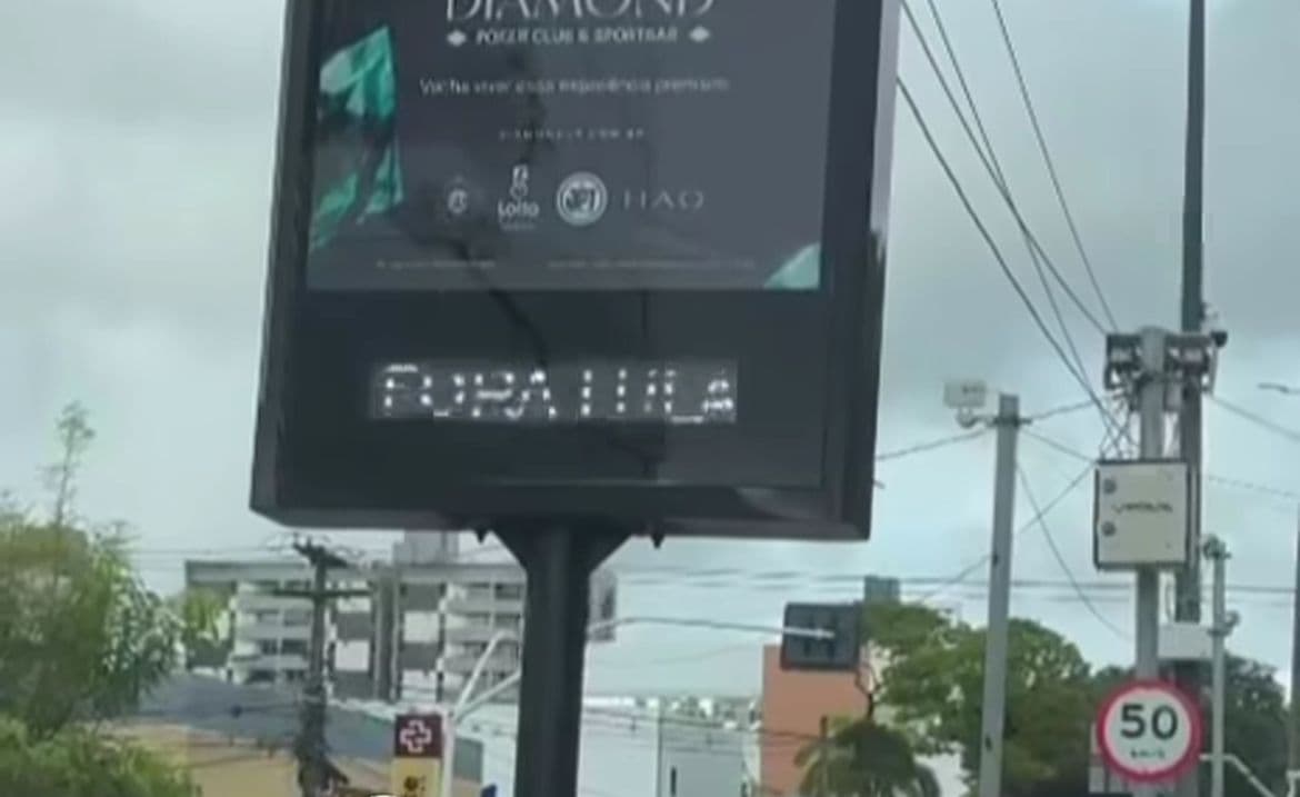 Cida Ramos repudia mensagens em relógio de rua e diz que 'provocação' será levada à Justiça: "inaceitável disseminar mentiras"