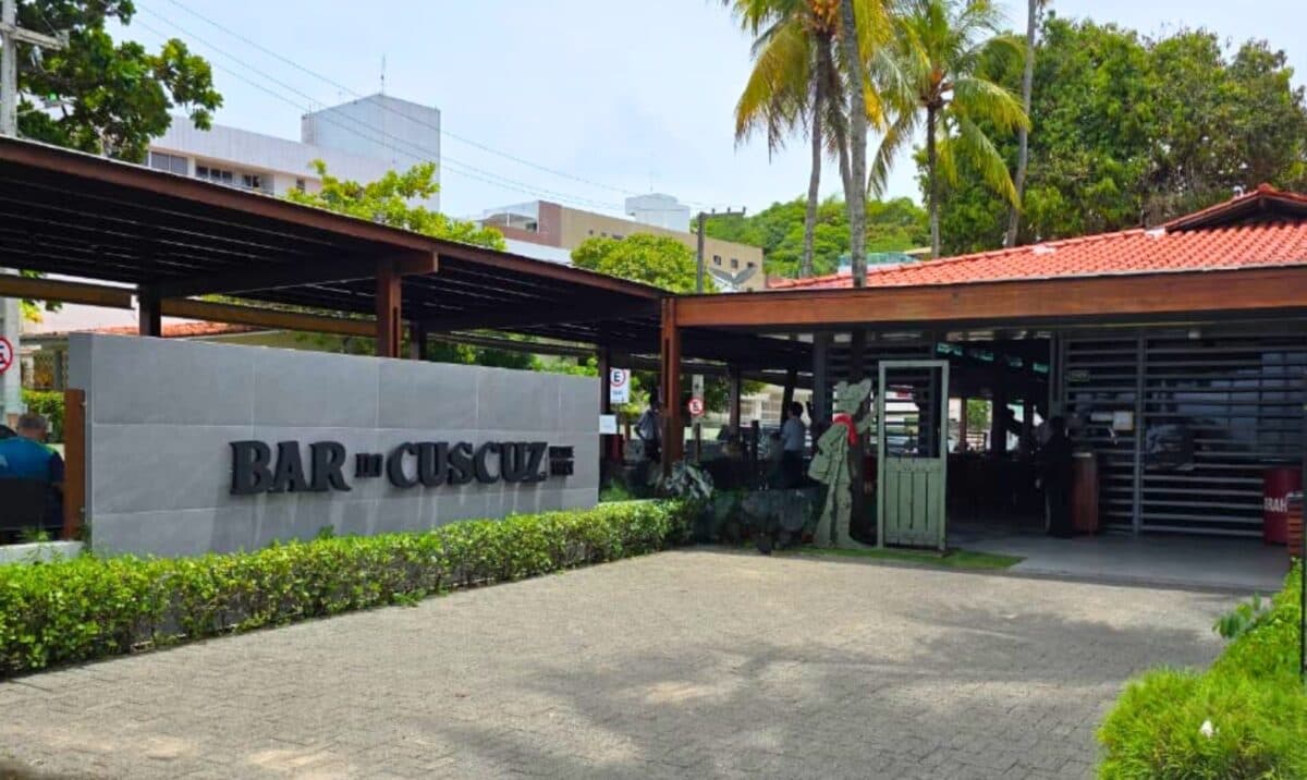 Bar é autuado e dois restaurantes são notificados em fiscalização ambiental na orla de João Pessoa