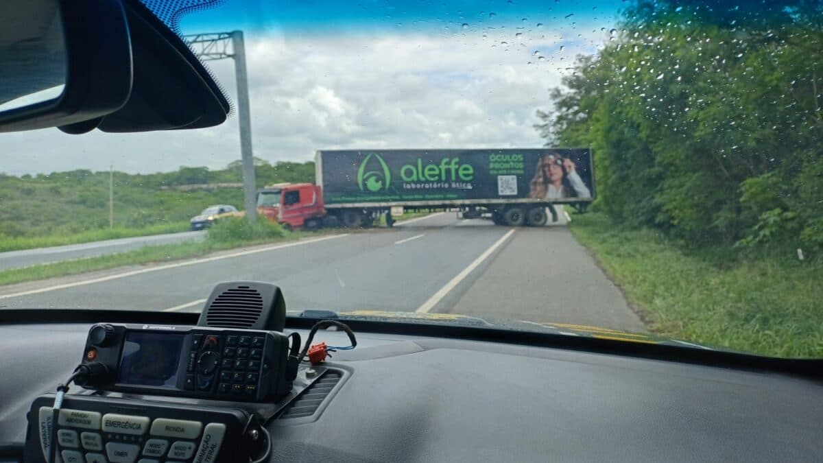 Caminhão fica atravessado na BR-230 e interdita trecho entre Campina Grande e João Pessoa