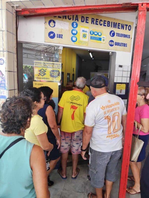 Fila para pagamento do IPTU gera confusão entre idosos em Mangabeira e PM é acionada