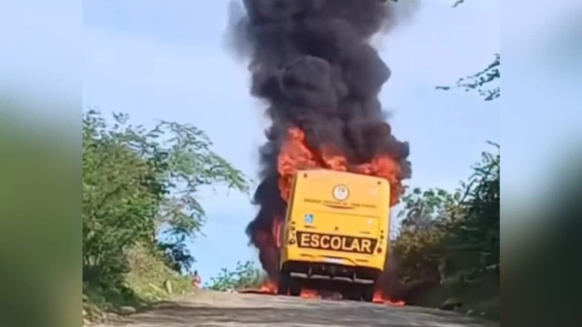 Ônibus escolar pega fogo durante transporte de alunos em Caturité
