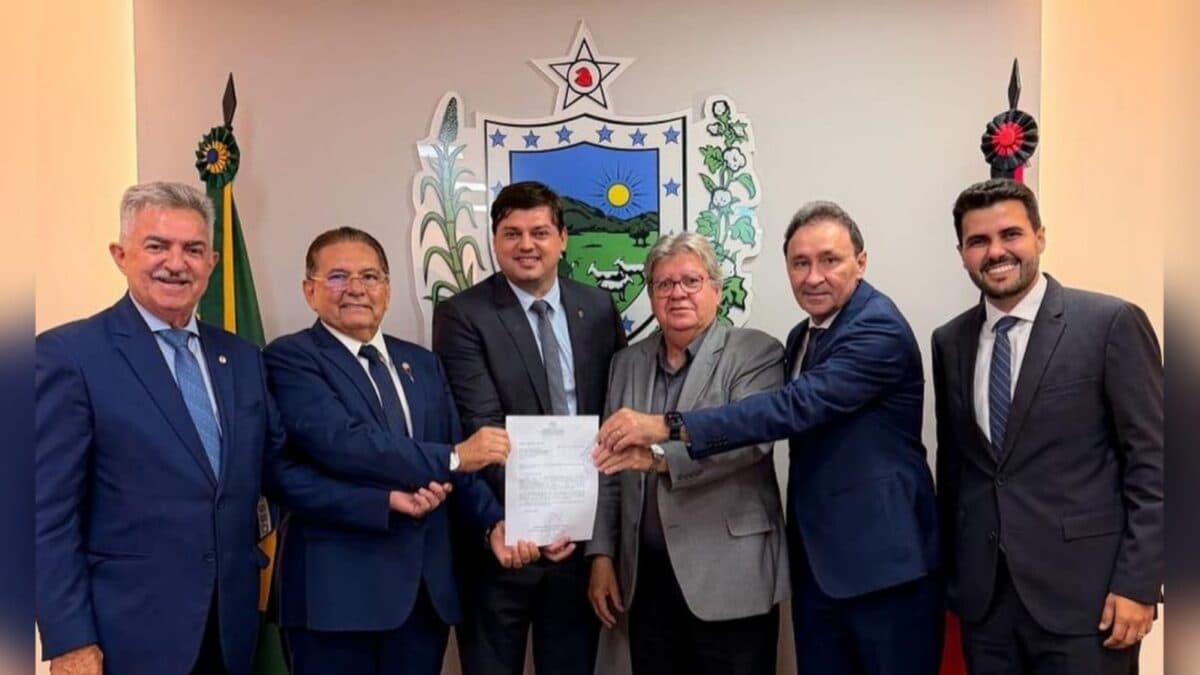 João Azevêdo oficializa indicações de Deusdete e Taciano para o Tribunal de Contas da Paraíba