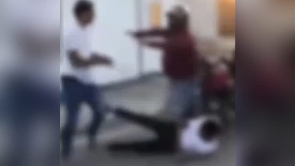 Estudantes trocam agressões em frente a escola estadual de Queimadas