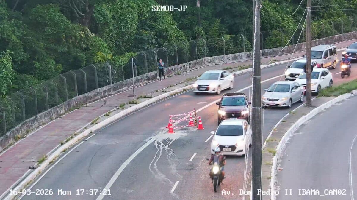 Trecho da Avenida Dom Pedro II é interditada após serviço da Cagepa em bueiro e faixa de ônibus é liberada para tráfego de veículos