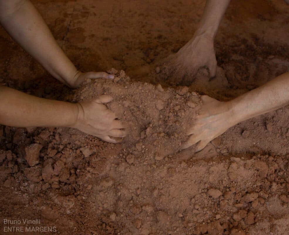 "Entre Margens": Espetáculo sobre memória e renascimento estreia em João Pessoa