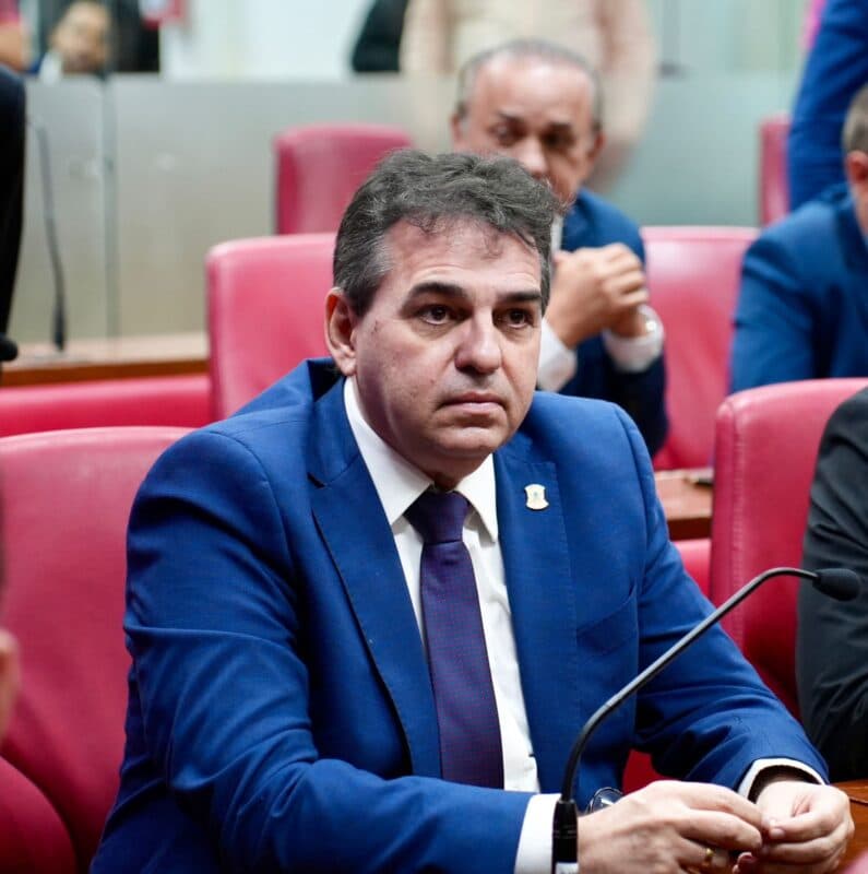 Fábio Carneiro cobra Prefeitura de João Pessoa para entrega imediata de fardamento escolar