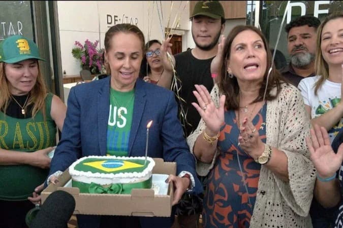 Bolsonaro ganha bolo de aniversário aos 71 anos e parabéns na porta do hospital