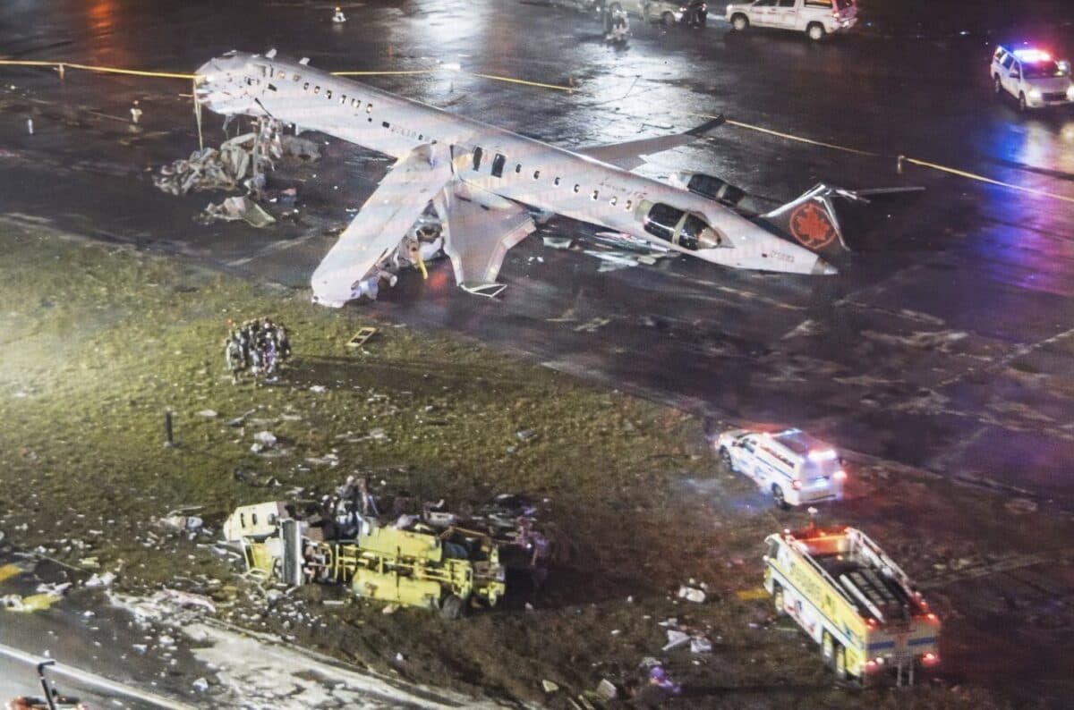 Acidente entre avião e caminhão deixa dois mortos em Aeroporto de Nova York