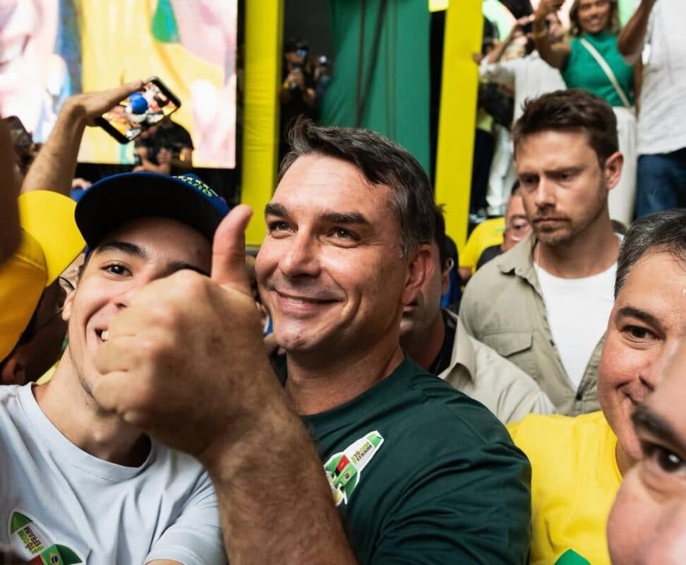Flávio Bolsonaro e Lula surgem empatados em cenário de 2º turno em pesquisa do Atlas/Bloomberg