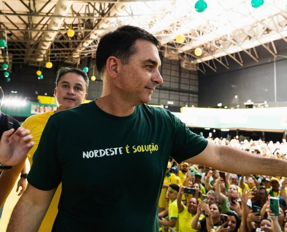 Flávio Bolsonaro rejeita candidatura de Cícero Lucena para Governo e diz: "meu candidato é Efraim"