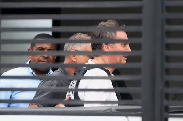 Bolsonaro recebe alta e chega em casa para cumprir prisão domiciliar
