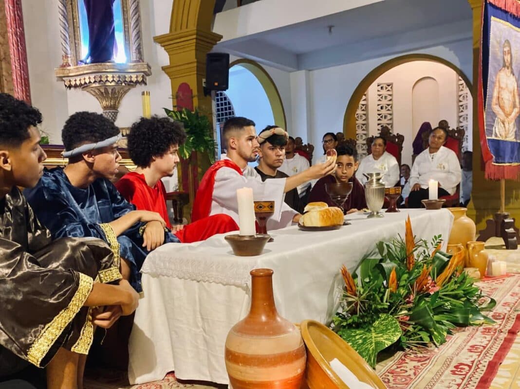 Procissão do Fogaréu mantém tradição da Semana Santa em Bayeux nesta segunda-feira