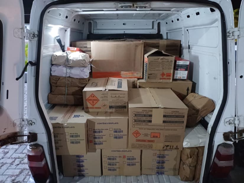 PRF apreende carregamento de quase 20 mil fogos de artifício sem nota fiscal em Campina Grande