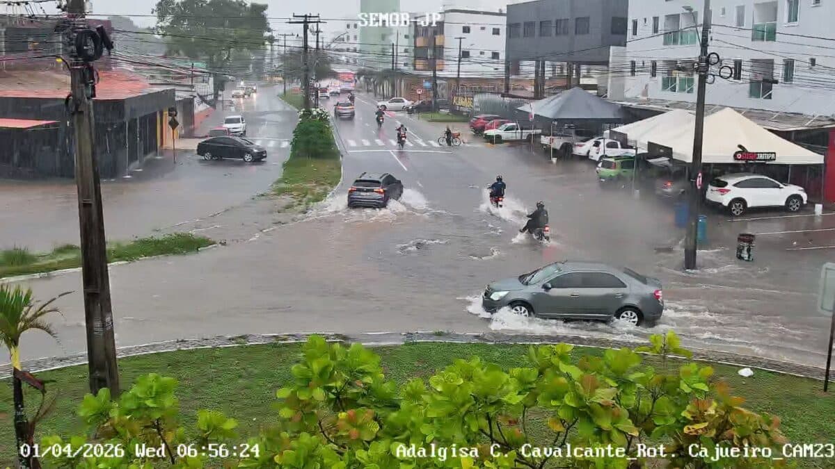 Chuvas provocam alagamentos em vias de João Pessoa nesta quarta-feira
