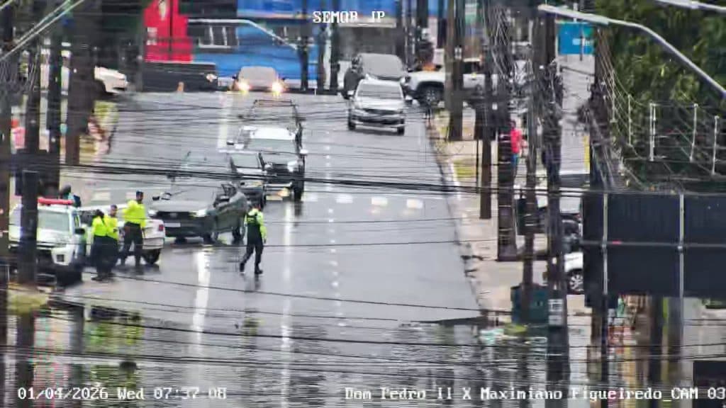 Semob coloca 60 agentes de mobilidade nas ruas para orientar motoristas durante forte chuva em João Pessoa