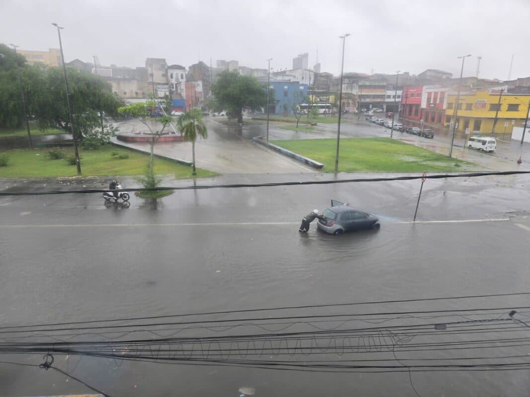 Chuvas e acúmulo de lixo interrompem circulação de trens em João Pessoa