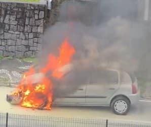 Carro pega fogo nas proximidades da Epitácio Pessoa, em João Pessoa