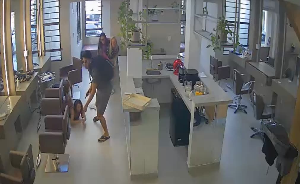 Dupla assalta salão de beleza em João Pessoa, rende clientes e homem quebra câmera de segurança