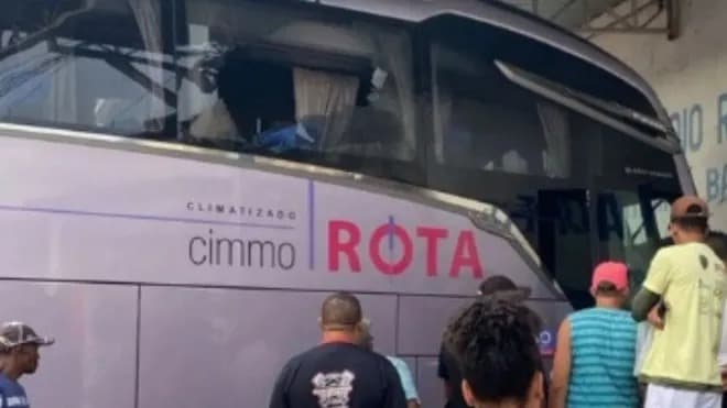 Ônibus invade rodoviária, mata 2 pessoas e deixa feridos na Bahia