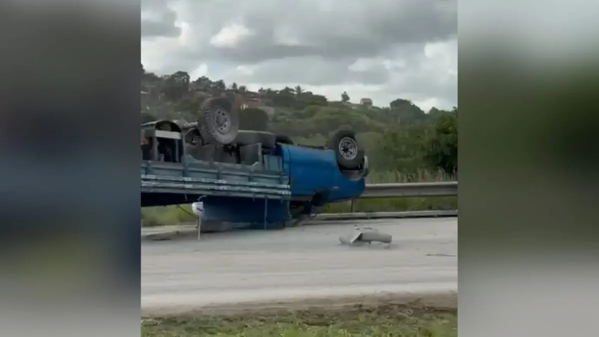 Caminhonete com carga de cimento capota na BR-230, em Santa Rita, e deixa motorista ferido