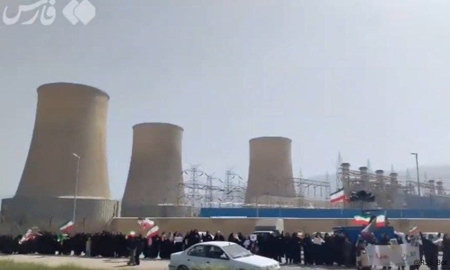 Tensão no Irã: Correntes humanas cercam usinas após ameaças dos EUA