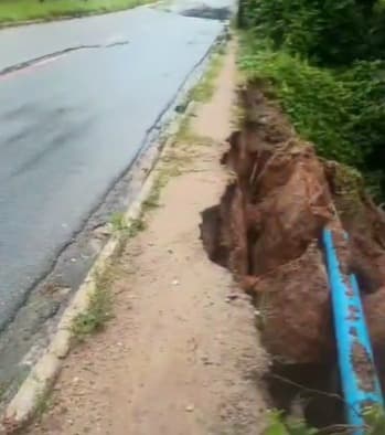 Cidadão denuncia acostamento cedendo em pista entre Bancários e Altiplano