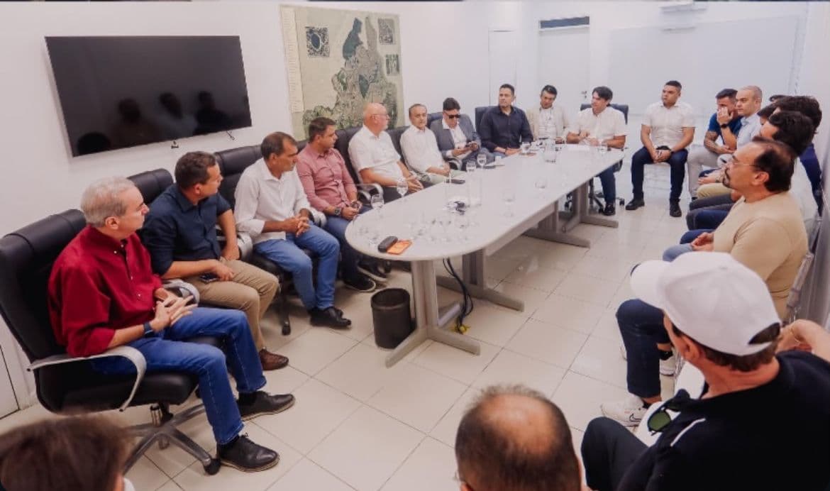 Léo Bezerra se reúne com vereadores e bancada de oposição elogia novo prefeito: "deu espaço a todos"