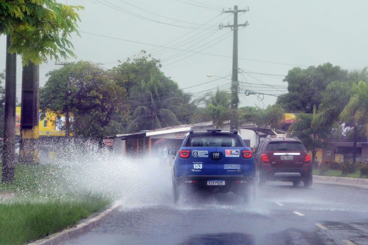 Inmet emite alerta de chuva forte para os 223 municípios da Paraíba com risco de queda de árvores, descargas elétricas e alagamentos