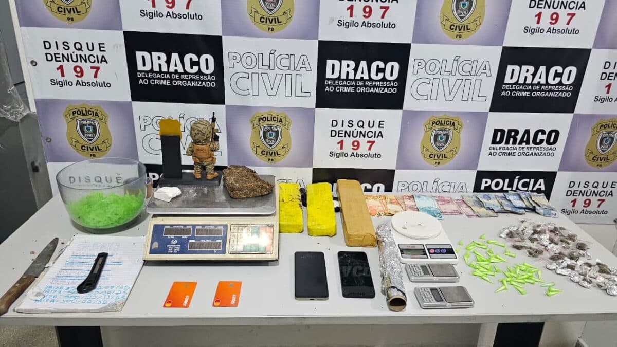 Mulher é presa suspeita de tráfico de drogas dentro de casa em Campina Grande