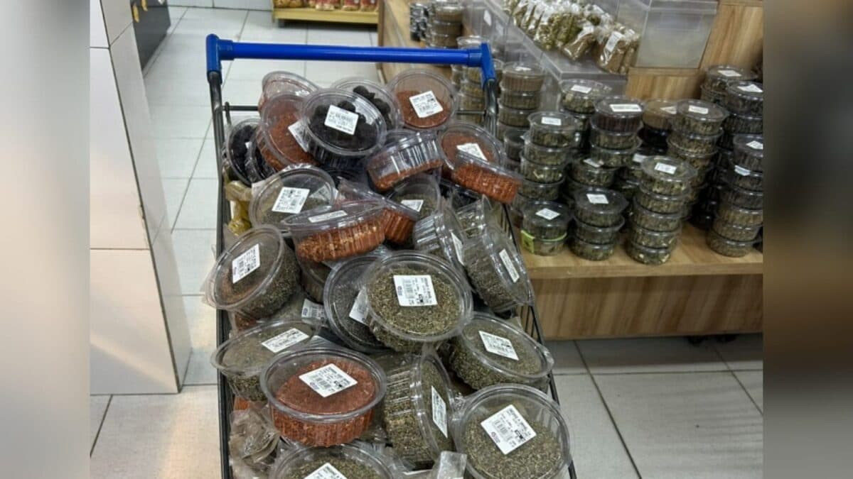 MP-Procon apreende 360 unidades de produtos naturais vencidos e autua supermercado, em Juazeirinho