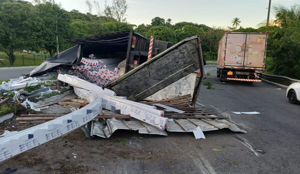 Caminhão tomba no viaduto Miguel Arraes, na BR-101, e deixa faixa interditada