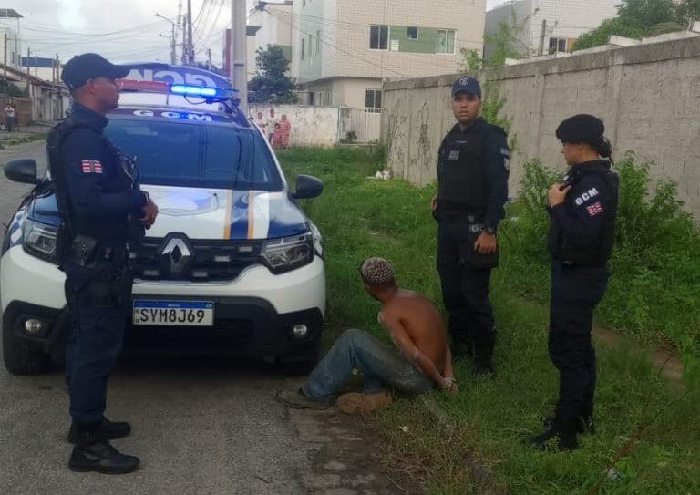 Suspeitos de furtar telhas de obra de escola em Gramame são presos