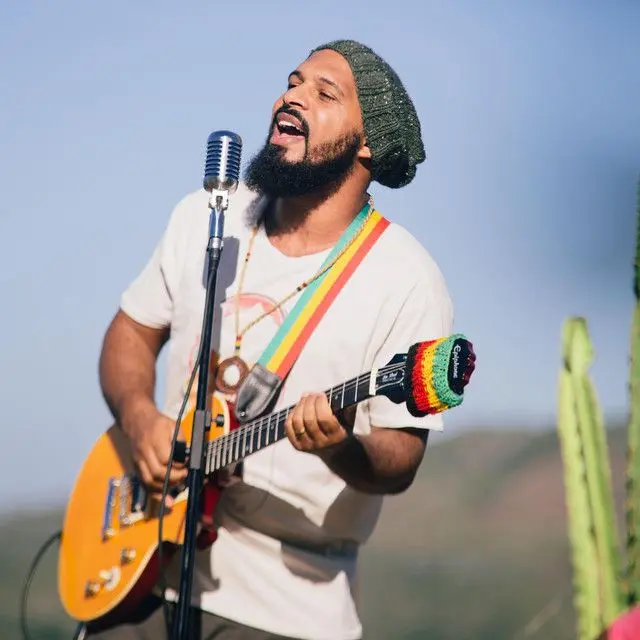 Salomão do Reggae faz show em praça pública de Santa Rita em ação da Igreja Sal e Luz