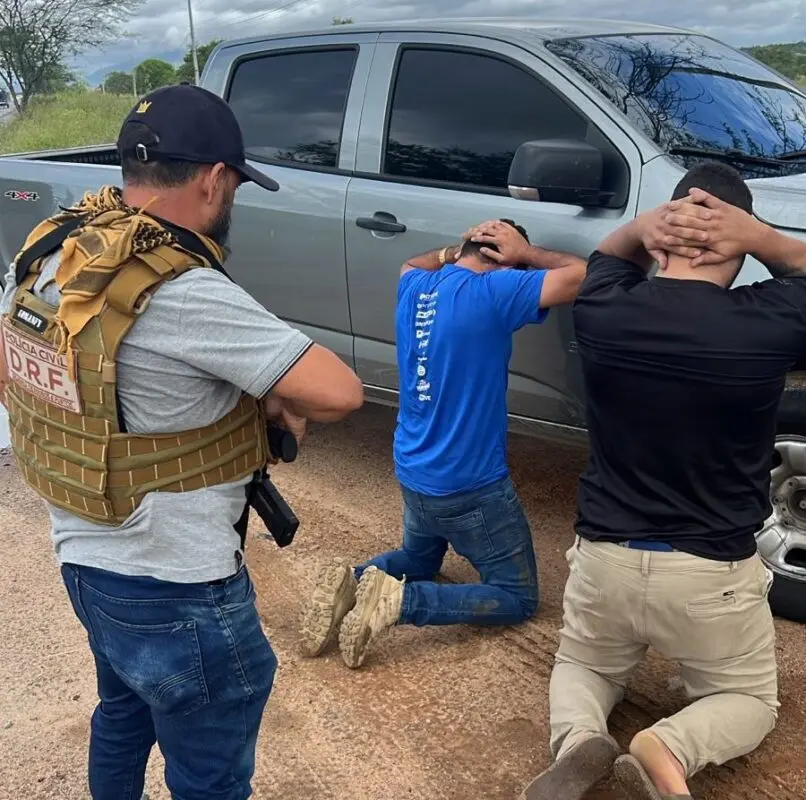 Polícia Civil recupera caminhão roubado com carga de medicamentos e prende três suspeitos de sequestro na Paraíba